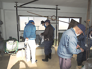 機場点検、ゴミ拾い