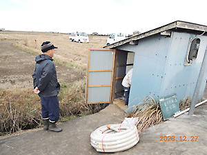 毛揚機場ポンプ設置立会い